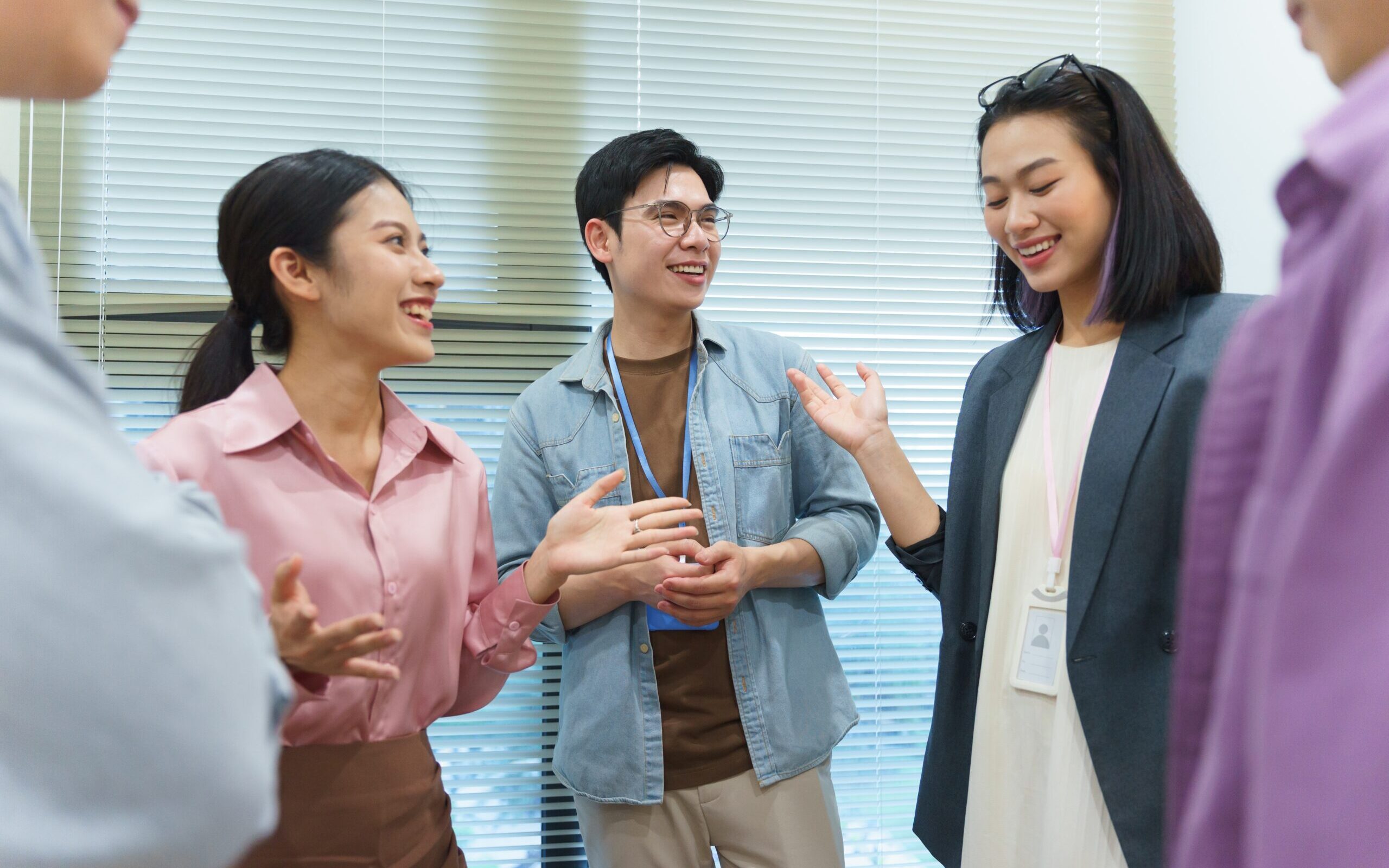 会話する人々のイメージ画像